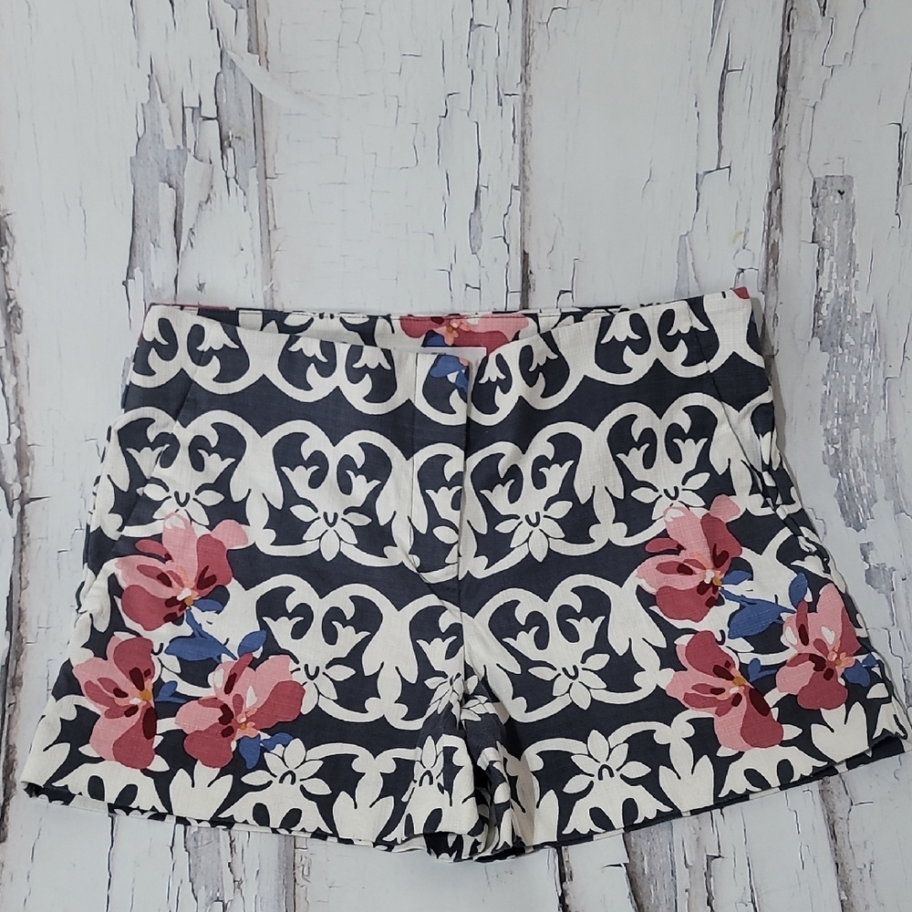 Ann Taylor LOFT Shorts With Floral Detail Size 0